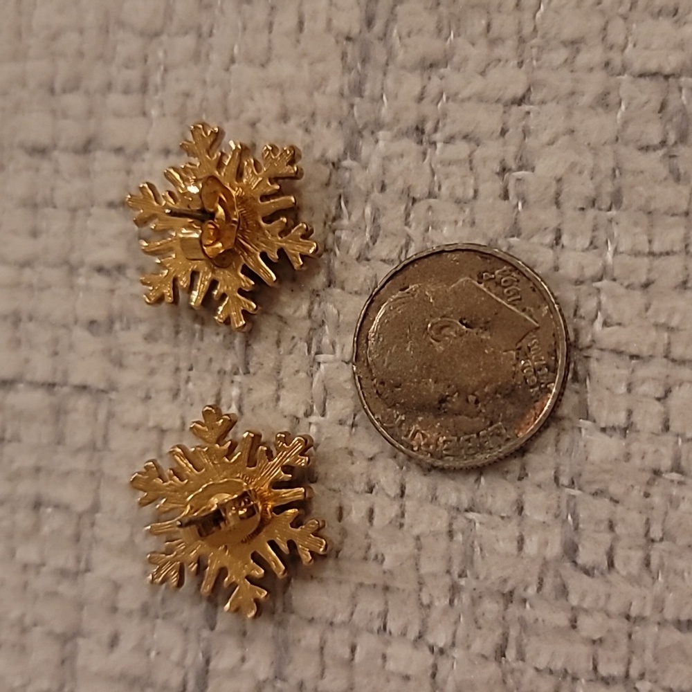 Vintage Snowflake Earrings ❄️ - Picture 3 of 3